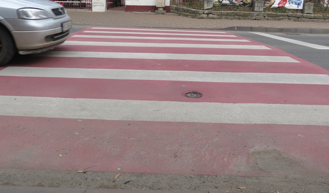 Derdelușuri colorate pe trecerile din Piatra Neamț. Galerie foto