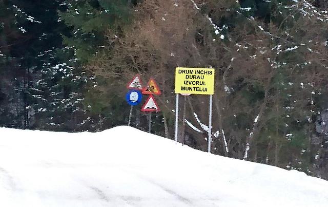 Miracole de iarnă în Neamț: S-a deszăpezit un drum închis circulației publice!