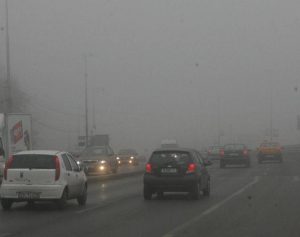 Atenție șoferi: meteorologii anunță ceață și polei