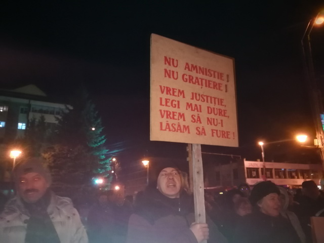 FOTO Protest la Piatra Neamț: ”Trump, fă-ne un bine, ține-i pentru tine!”