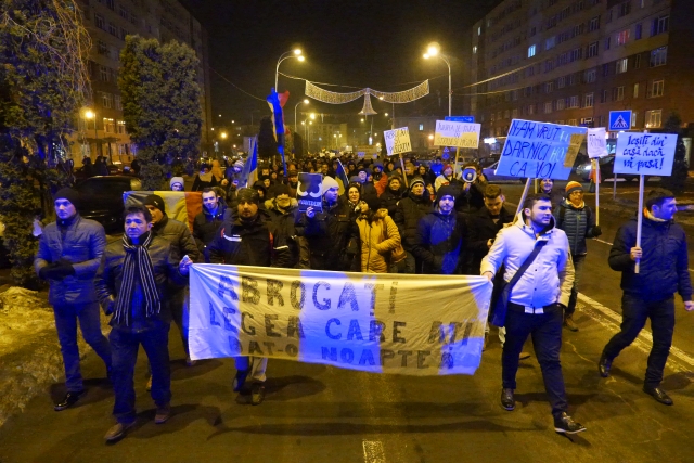 ACTUALIZARE FOTO PROTEST LA PIATRA NEAMȚ: 2.500 de persoane din nou în stradă!