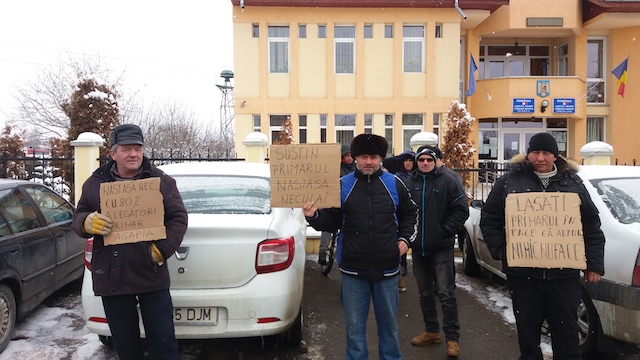 Protestul pentru susținerea primarului de Agapia în trei variante, plus Facebook. Galerie foto