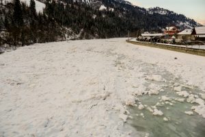 Alertă pe Valea Muntelui: Val de ghețari și oameni evacuați