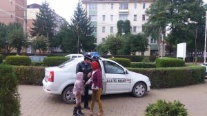 Târgu Neamţ: Avertisment pentru romii din Vânători care-şi trimit copiii la cerşit