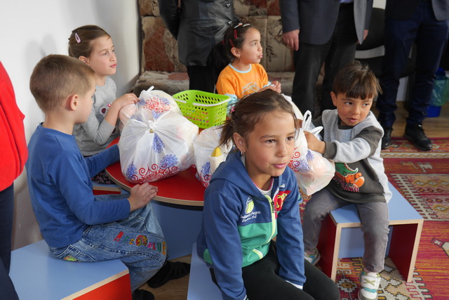 GALERIE FOTO Iepurașul Carrefour a venit la 100 de copii din centrele primăriei pietrene