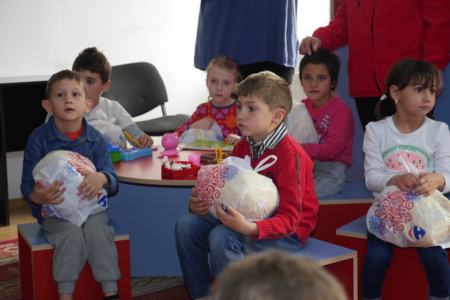 GALERIE FOTO Iepurașul Carrefour a venit la 100 de copii din centrele primăriei pietrene