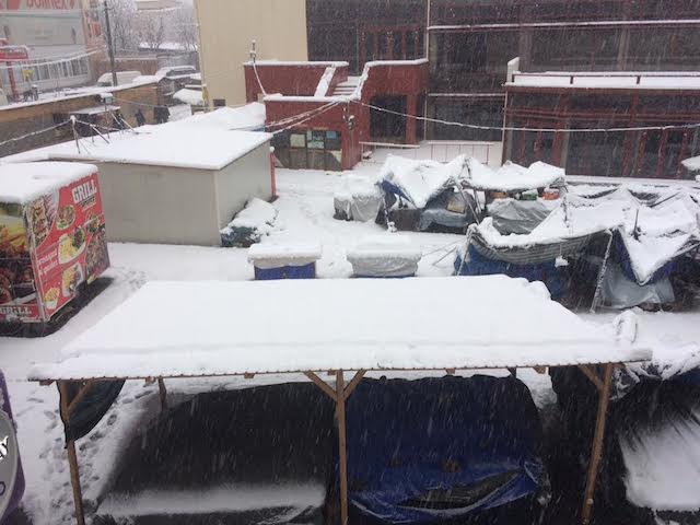 Te uită cum ninge-n aprilie la Piatra Neamț