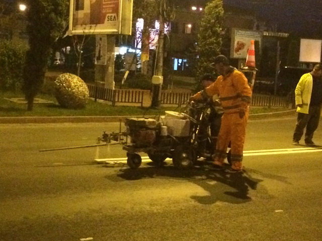 GALERIE FOTO Miercuri seară s-a marcat rutier strada Mihai Eminescu