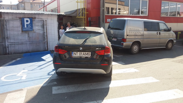 Cum parchează unii șoferi la Târgu-Neamț!