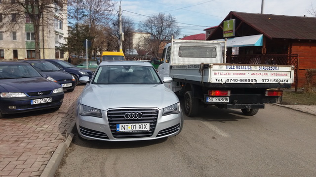 Cum parchează unii șoferi la Târgu-Neamț!