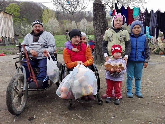 GALERIE FOTO Târgu-Neamț: Zeci de copii nevoiași un pic mai  fericiți de Paște