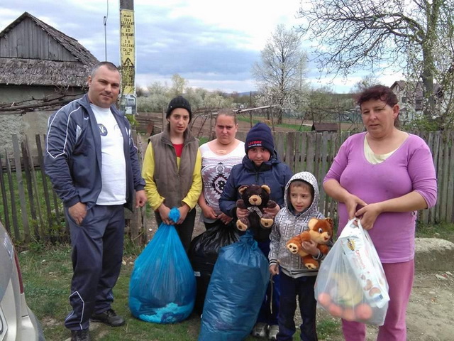 GALERIE FOTO Târgu-Neamț: Zeci de copii nevoiași un pic mai  fericiți de Paște