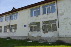 Elevi de la școala din cartierul Văleni au spart ferestrele unei case