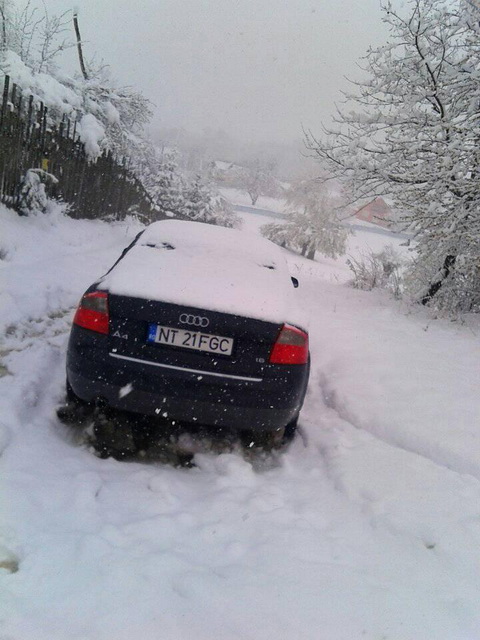 Vânători-Neamț: Drum blocat de zăpadă și&#8230; un autoturism