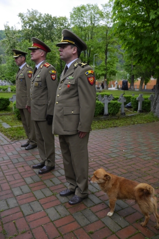 Maestru de ceremonii la depunere de coroane- un câine de pripas