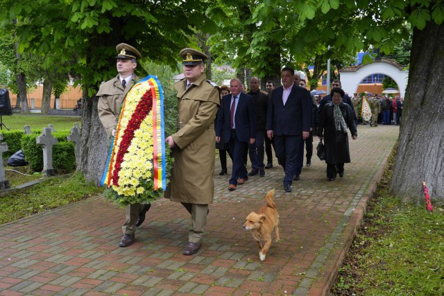 Maestru de ceremonii la depunere de coroane- un câine de pripas