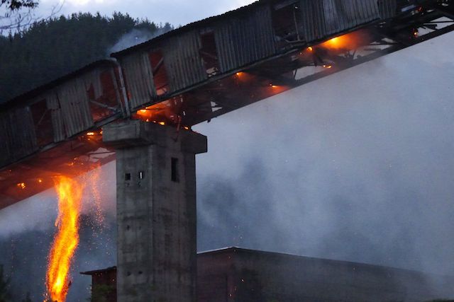 ACTUALIZARE GALERIE FOTO Incendiu de proporții la fabrica de ciment din Tașca