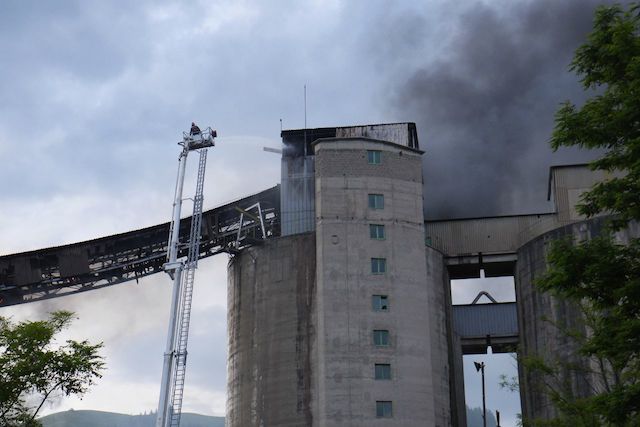 ACTUALIZARE GALERIE FOTO Incendiu de proporții la fabrica de ciment din Tașca