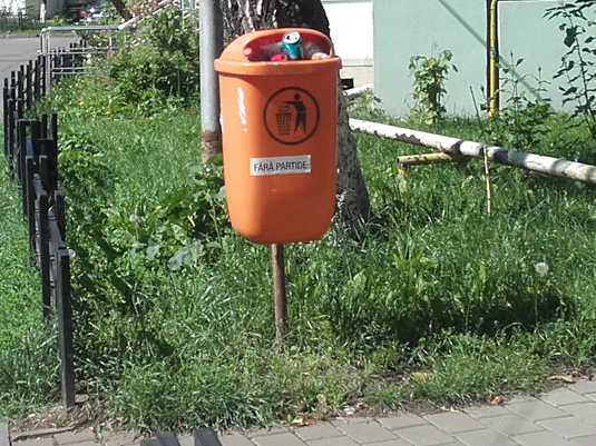FOTO Sloganul verii &#8211; FĂRĂ PARTIDE! &#8211; pe coșuri de gunoi!