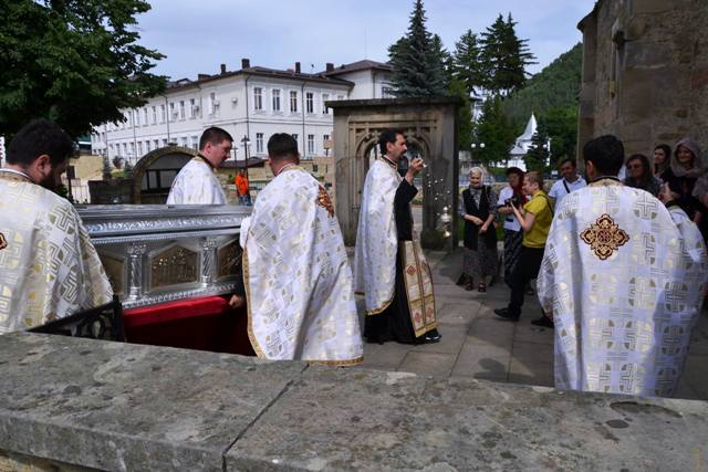 FOTO: Moaștele Sf. Cuv. Iosif de la Văratec au ajuns la Piatra Neamț