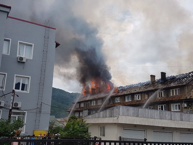 ACTUALIZARE FOTO Incendiu devastator lângă Inspectoratul Școlar Neamț