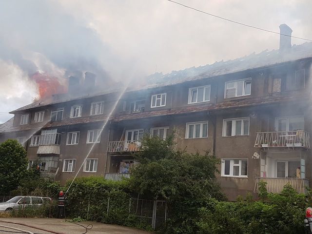 ACTUALIZARE FOTO Incendiu devastator lângă Inspectoratul Școlar Neamț