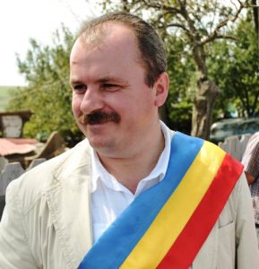 Fostul primar de Bârgăuani își vrea funcția înapoi și se ”luptă” cu prefectul
