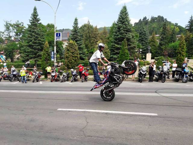 Demonstrație moto, acrobații și concursuri în centrul orașului Piatra Neamț. Galerie Foto