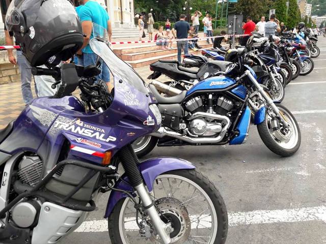 Demonstrație moto, acrobații și concursuri în centrul orașului Piatra Neamț. Galerie Foto