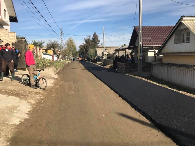 FOTO Petricani: Lucrări de asfaltare pe un drum județean