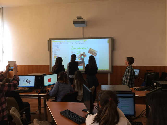 scoala-elena-cuza-tabla-interactiva-2017-6.jpg