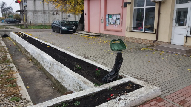 Vânători-Neamț: Coșuri de gunoi și o cruce vandalizate de rromi