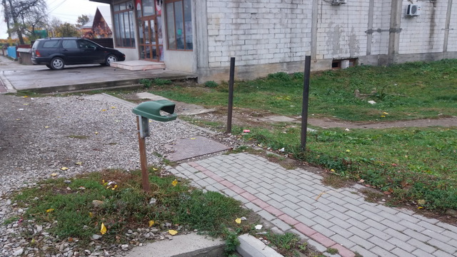Vânători-Neamț: Coșuri de gunoi și o cruce vandalizate de rromi