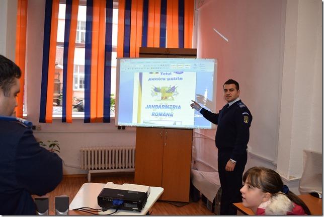 Jandarmeria Neamț: Activități preventive în școlile din județ și pe Ceahlău