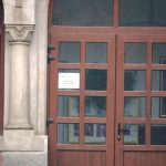 Primarul de Tarcău vrea să ”pună la adăpost” școala și fostul sediu al primăriei