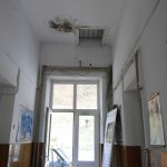 Primarul de Tarcău vrea să ”pună la adăpost” școala și fostul sediu al primăriei