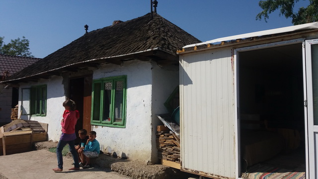 ÎPS Teofan la sfințirea unei case pentru o familie cu 9 copii din Timișești