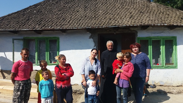 ÎPS Teofan la sfințirea unei case pentru o familie cu 9 copii din Timișești