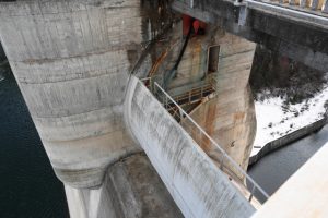 Barajul de la Bicaz se mișcă, dar nu se poate rupe