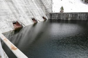 Barajul de la Bicaz se mișcă, dar nu se poate rupe