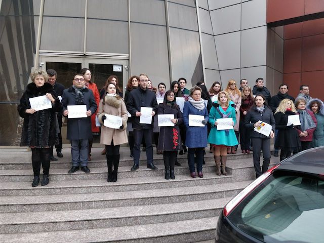 Știre actualizată: Protest tăcut la Judecătoria Piatra Neamț. Galerie foto