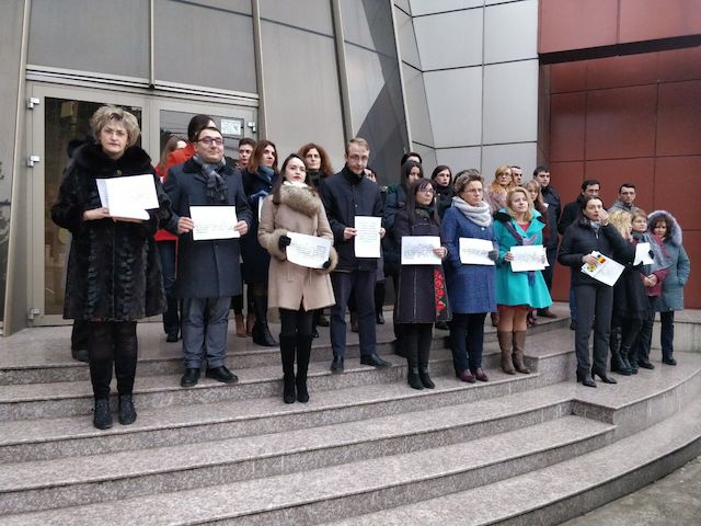 Știre actualizată: Protest tăcut la Judecătoria Piatra Neamț. Galerie foto
