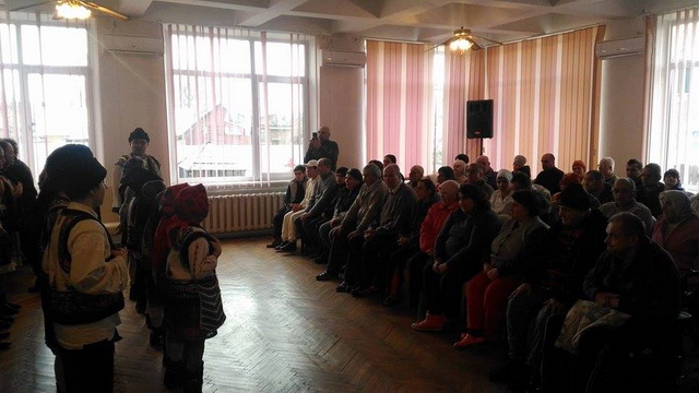 FOTO Elevii din Răucești au colindat la Centrul de Îngrijire Târgu Neamț
