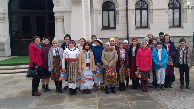 FOTO Elevii din Bârgăuani au colindat la Mitropolia Moldovei şi Bucovinei