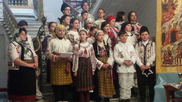 FOTO Elevii din Bârgăuani au colindat la Mitropolia Moldovei şi Bucovinei