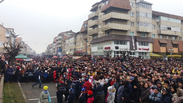 Mii de oameni la Festivalul „Obiceiurilor şi Tradiţiilor de Anul Nou” de la Târgu-Neamţ. Galerie Foto