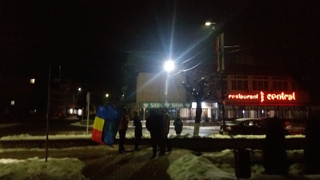 Târgu-Neamţ: Șase oameni au protestat pentru susţinerea DNA. Galerie foto