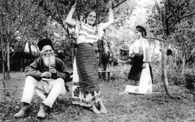 Din tradițiile poporului român &#8211; Afumarea pometelor și încunjurarea caselor