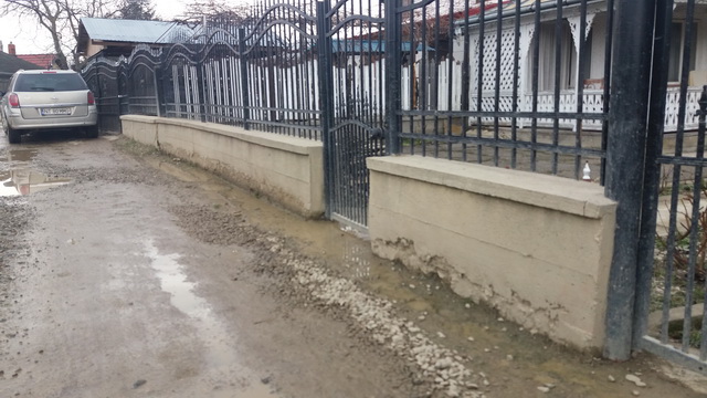 Locuitorii de pe strada Garoafelor (Târgu-Neamţ): &#8220;Noi vrem asfalt!&#8221;