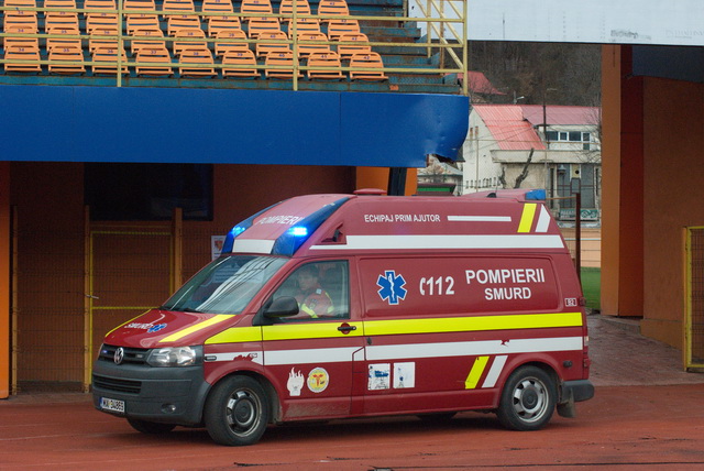 Jucător luat cu SMURD-ul de la stadion! Se impune prezenţa Ambulanţei şi la meciuri de Liga a IV-a!